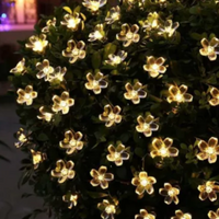Încărcați imaginea în vizualizatorul Galeriei, Instalatie solara 50 LED, ghirlanda luminoasa cu flori albe
