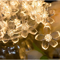 Încărcați imaginea în vizualizatorul Galeriei, Instalatie solara 50 LED, ghirlanda luminoasa cu flori albe
